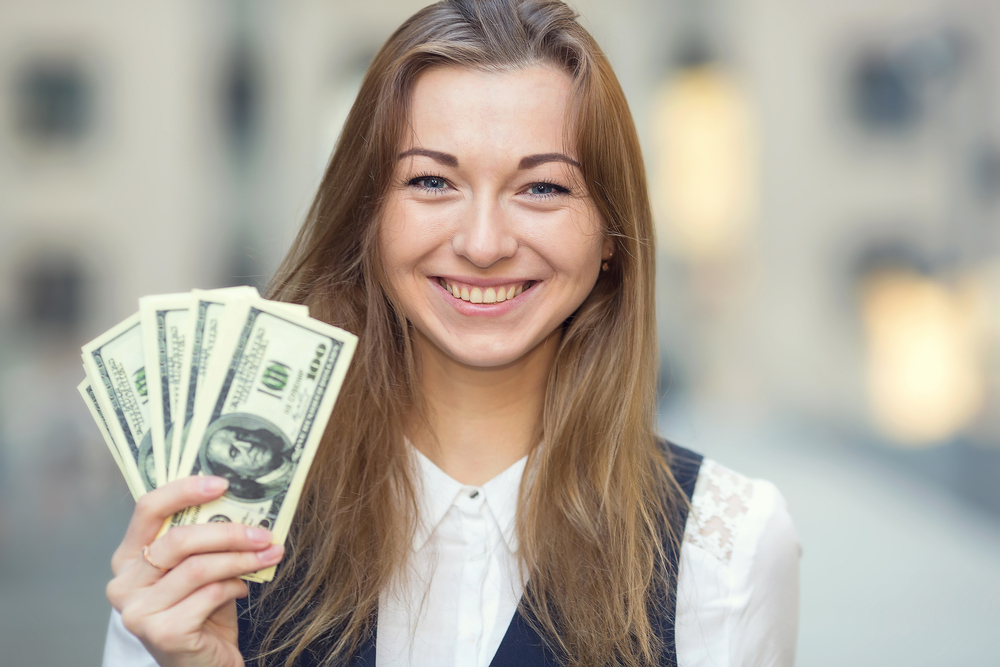 glad-kvinna-med-pengar